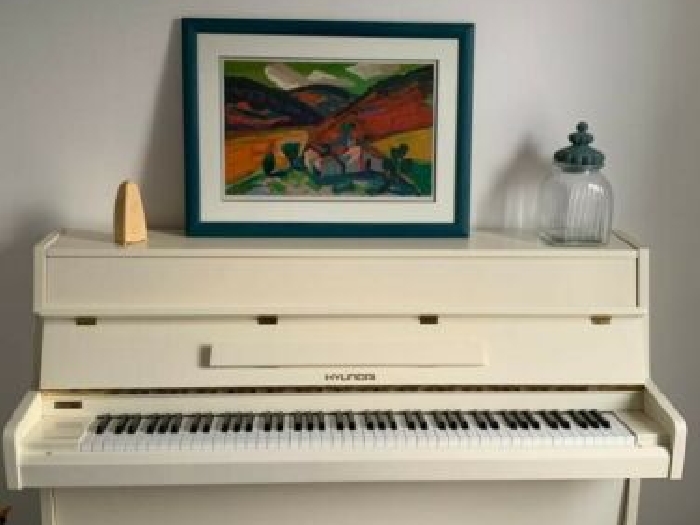 Piano droit HYUNDAI. Très beau piano droit laqué blanc ivoire. Belle sonorité !