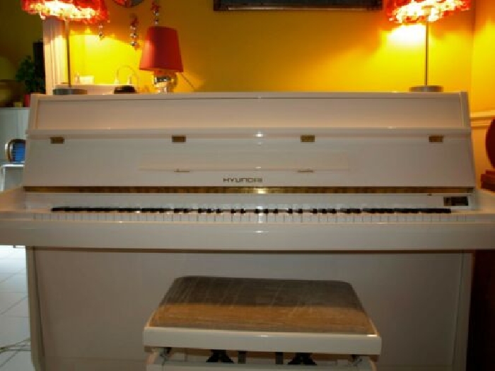 Piano Hyundai U810 blanc brillant banquette assortie