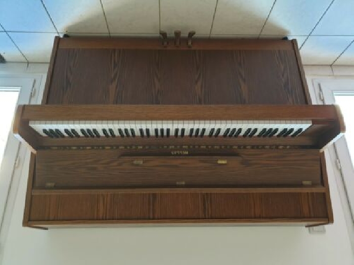 Piano droit Hellas