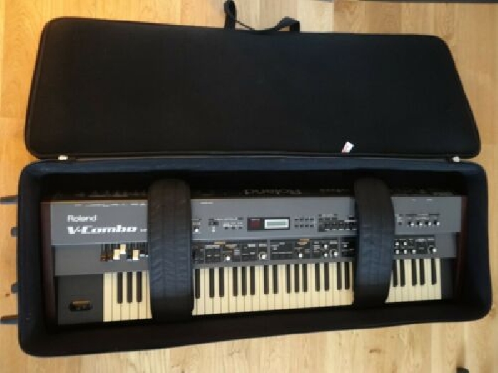 PIANO ROLAND VR-760 ET FLIGHT CASE
