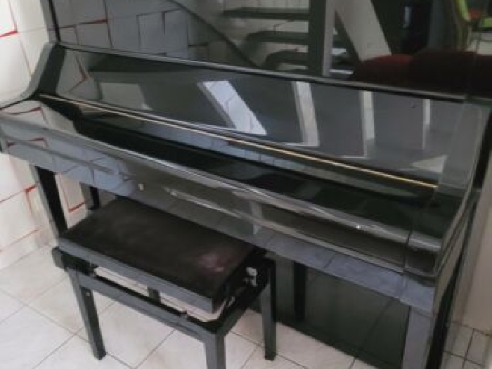 Piano droit Yamaha 1,30 m laqué noir avec sa banquette en excellent état 