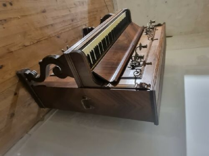 piano ancien de la marque H.klein 1.42 cm de longueur, 1.26cm de hauteur