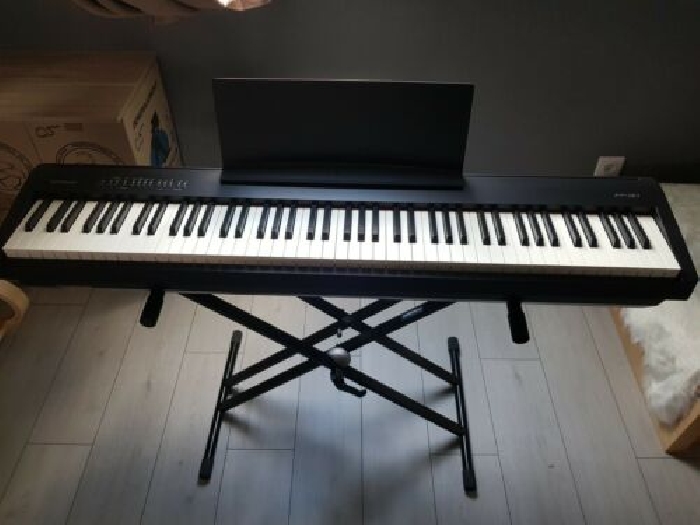 Piano numérique ROLAND FP 30 noir, 88 touches, avec accessoires
