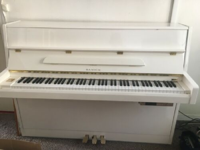 Piano droitTrès beau piano droit laqué blanc ivoire hauteur 150/113 P 57 cm