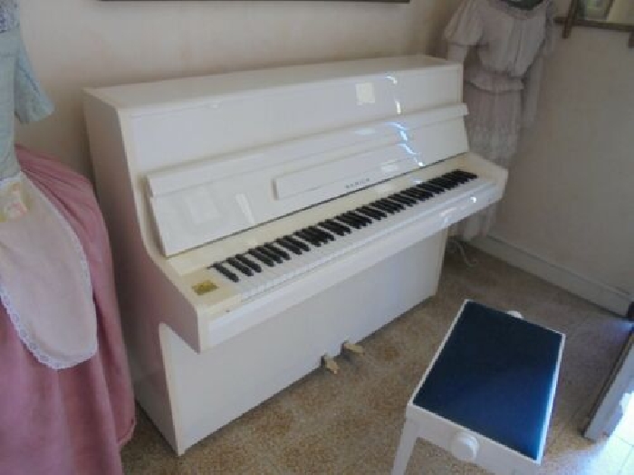 Piano Blanc Droit SAMICK avec son siège réglable assortis