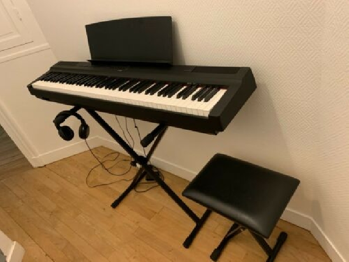 Pack Yamaha P125 noir Piano numérique 88 touches + stand en X + casque + siege
