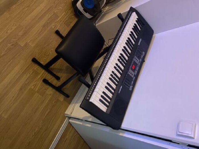 piano numérique avec son tabouret