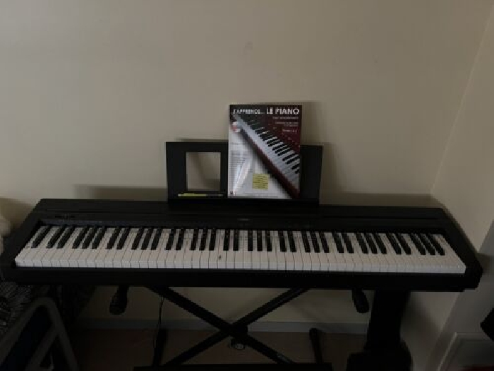 Yamaha  88 Touches Piano Numérique + Supporter - Noir + Tabouret Et Livre?