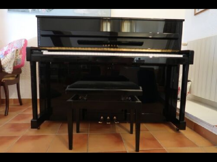 Piano droit noir brillant Yamaha C-113 TPE, 88 touches, 3 pédales, très bon état