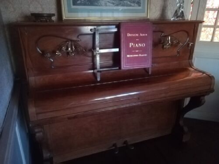 Ancien piano de la célèbre marque Pleyel Paris avec bougeoirs bronze