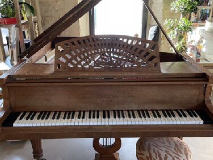PIANO « PLEYEL » 1/4 Queue Modèle « Riche » à 4 Pieds