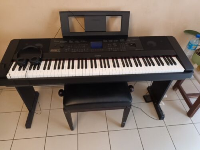(cause décès)Grand piano synthé Yamaha avec siège piano et casque stéréo 