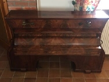 Piano droit dit Piano Pont ou Piano niche a chien Epoque Charle X Acajou