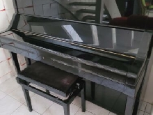 Piano droit Yamaha 1,30 m laqué noir avec sa banquette en excellent état 