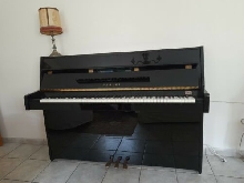 Piano droit Yamaha Laqué noir, Contemporain, Fabriqué au Japon, excellent état