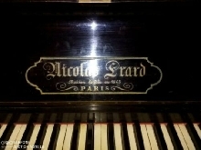 Piano droit ancien. Marque Nicolas Erard