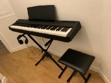 Pack Yamaha P125 noir Piano numérique 88 touches + stand en X + casque + siege