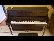 Vend piano droit américain Kimball;dimension 143x103x54 (cm);sur roulettes, 