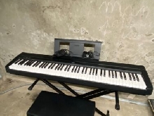 Piano Yamaha noir (Digital piano P-45) avec plusieurs accessoires 